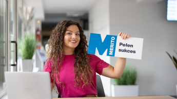 Marketing w cyfrowej transformacji | Studia II stopnia w Warszawie | Uniwersytet WSB Merito Warszawa: Studentka z tabliczką z napisem pełen sukces 