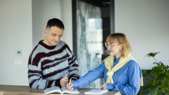 Zarządzanie produktem | Studia II stopnia w Warszawie | Uniwersytet WSB Merito Warszawa: Dwoje pracowników podczas notowania
