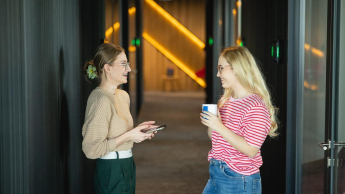 Marketing and sales | Studia II stopnia w Warszawie | Uniwersytet WSB Merito Warszawa: Rozmowa na korytarzu 