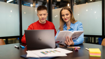 Bankowość i rynki finansowe | Studia II stopnia ze studiami podyplomowymi  | Uniwersytet WSB Merito Warszawa: Wspólna praca nad analizą