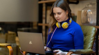 Graphic Design and Visual Communication | Studia I stopnia w Warszawie | Uniwersytet WSB Merito Warszawa: Nauka przy laptopie