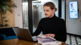 Wyniki wyszukiwania | Uniwersytet WSB Merito Warszawa: Informatyk przy biurku