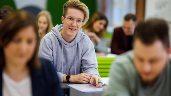 Finanse i podatki w przedsiębiorstwie | Studia II stopnia w Warszawie | Uniwersytet WSB Merito Warszawa: Studenci na zajęciach 