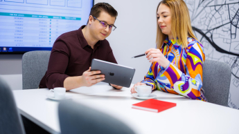 Wyniki wyszukiwania | Uniwersytet WSB Merito Warszawa: Studentka i student z ipad siedzacy przy stole z 