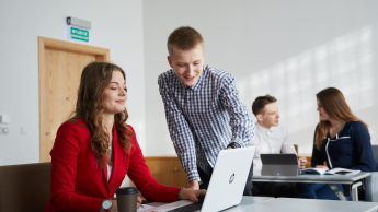Customer Experience | Studia II stopnia w Warszawie | Uniwersytet WSB Merito Warszawa: Grupy przy laptopach
