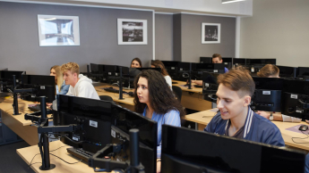 Programowanie | Studia I stopnia w Warszawie | Uniwersytet WSB Merito Warszawa: Sala informatyczna ze studentami
