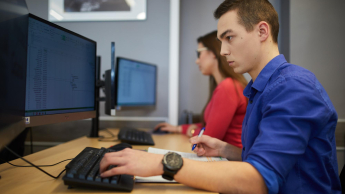 Wyniki wyszukiwania | Uniwersytet WSB Merito Warszawa: Student przy komputerze