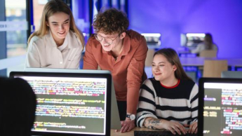 Informatyka - dla inżynierów | Studia II stopnia w Warszawie | Uniwersytet WSB Merito Warszawa: Studenci przy komputerze