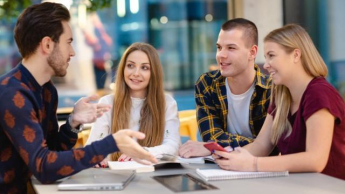 Coaching, mentoring i facylitacja | Studia I stopnia w Warszawie | Uniwersytet WSB Merito Warszawa: Grupa studentów przy notatkach