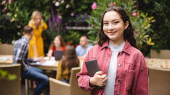 Marketing i sprzedaż | Studia I stopnia w Warszawie | Uniwersytet WSB Merito Warszawa: Studentka z notesem