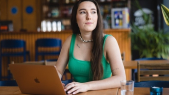 Zarządzanie infrastrukturą ICT | Studia II stopnia w Warszawie | Uniwersytet WSB Merito Warszawa: Zamyślona studentka przy laptopie