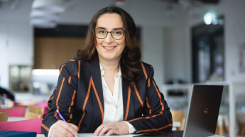 Akademia Startup Management | Studia podyplomowe w Warszawie | Uniwersytet WSB Merito Warszawa: Siedząca kobieta przy biurku