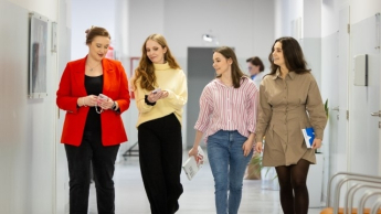 Ekonomia | Studia II stopnia ze studiami podyplomowymi w Warszawie | Uniwersytet WSB Merito Warszawa: Grupa studentek na korytarzu 