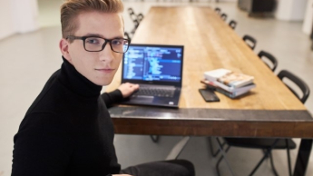 Programista JavaScript z wykorzystaniem AI | Studia podyplomowe w Warszawie | Uniwersytet WSB Merito Warszawa: Student z IT