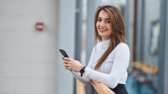 Marketing w cyfrowej transformacji | Studia II stopnia w Warszawie | Uniwersytet WSB Merito Warszawa: Studentka z telefonem
