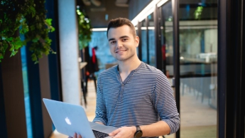 Bezpieczeństwo wewnętrzne | Studia II stopnia w Warszawie | Uniwersytet WSB Merito Warszawa: Student z laptopem