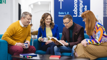 Trener wewnętrzny. Zarządzanie wiedzą w organizacji | Studia podyplomowe w Warszawie | Uniwersytet WSB Merito Warszawa: grupa ludzi dyskutująca ze sobą