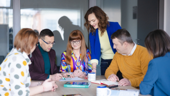Diversity and Inclusion - Zarządzanie różnorodnością w organizacji | Studia podyplomowe w Warszawie | Uniwersytet WSB Merito Warszawa: grupa ludzi pracująca nad projektem