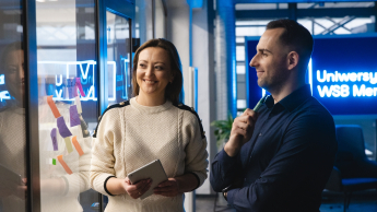 AI: prawo i etyka | Studia podyplomowe w Warszawie | Uniwersytet WSB Merito Warszawa: kobieta rozmawiająca z mężczyzną