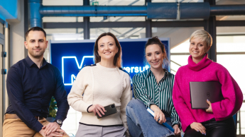 Zarządzanie innowacjami | Studia podyplomowe w Warszawie | Uniwersytet WSB Merito Warszawa: uśmiechnięta grupa ludzi