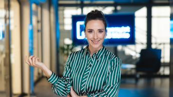 Akademia przywództwa kobiet | Studia podyplomowe w Warszawie | Uniwersytet WSB Merito Warszawa: uśmiechnięta kobieta w koszuli