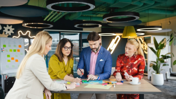 Doradca w procesie sukcesji | Studia podyplomowe w Warszawie | Uniwersytet WSB Merito Warszawa: grupa osób pracująca nad projektem