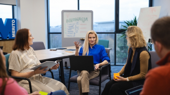 Zarządzanie projektem - Akademia Project Managera | Studia podyplomowe w Warszawie | Uniwersytet WSB Merito Warszawa: grupa ludzi pracująca nad projektem