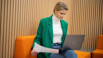 Lean Management | Studia podyplomowe w Warszawie | Uniwersytet WSB Merito Warszawa: kobieta przeglądająca dokumenty