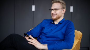 Tester oprogramowania dla aplikacji mobilnych i serwerowych z zastosowaniem AI | Studia podyplomowe w Warszawie | Uniwersytet WSB Merito Warszawa: mężczyzna siedzący na fotelu
