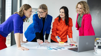 Controlling w biznesie | Studia podyplomowe w Warszawie | Uniwersytet WSB Merito Warszawa: grupa kobiet pracująca nad projektem