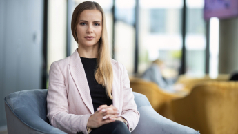 Wyniki wyszukiwania | Uniwersytet WSB Merito Warszawa: Uczestniczka MBA siedzi na fotelu