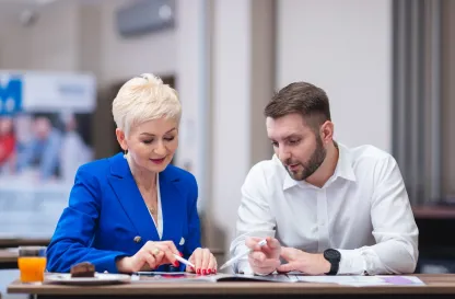 Aktualności | Uniwersytet WSB Merito Warszawa: Student i wykładowca rozmawiają o projekcie.