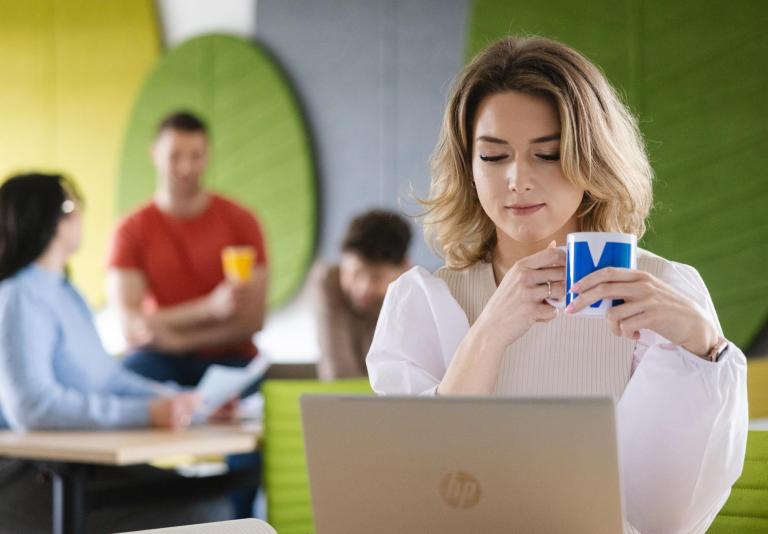 Cyfrowy uniwersytet | Uniwersytet WSB Merito Warszawa: Studentka UWSB