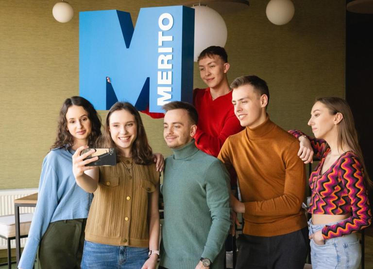 Uczelnia bez barier | Uniwersytet WSB Merito Warszawa: Zdjęcie główne: Warszawa - grupa studentów z literą M