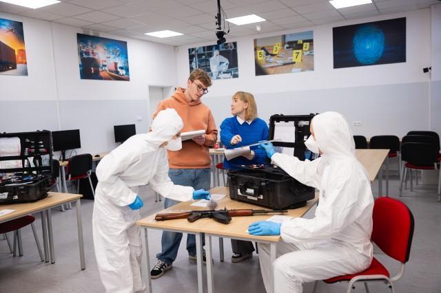 Poznaj nas | Uniwersytet WSB Merito Warszawa: Zdjęcie główne: Warszawa - laboratorium kryminalistyczne