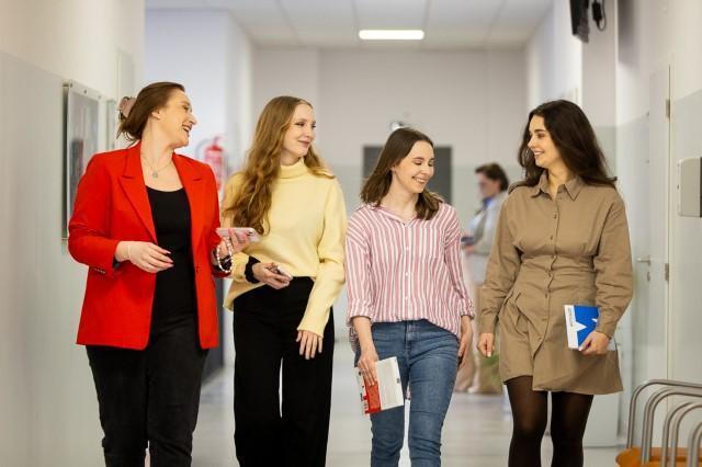 Organizacje i koła naukowe | Uniwersytet WSB Merito Warszawa: Zdjęcie główne: Warszawa - grupa studentów