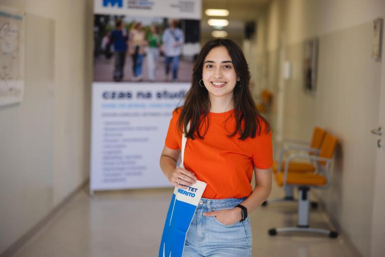 Studia I stopnia w Warszawie | Uniwersytet WSB Merito Warszawa: Studentka w pomarańczowej koszulce 