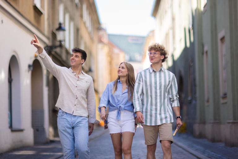 Turystyka i rekreacja (Tourism and recreation) | Studia I stopnia w Warszawie | Uniwersytet WSB Merito Warszawa: Trójka studentów zwiedza miasto