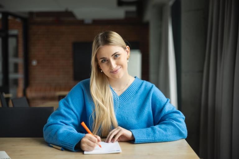 Stypendia i zniżki | Uniwersytet WSB Merito Warszawa: Młoda kobieta, studentka 