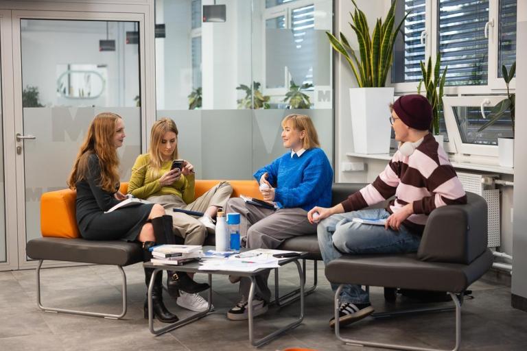 Maturzyści | Uniwersytet WSB Merito Warszawa: Grupa siedzących studentów