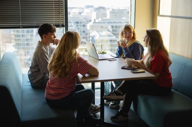 Ecotourism | Studia I stopnia w Warszawie | Uniwersytet WSB Merito Warszawa: Grupa studentów na spotkaniu