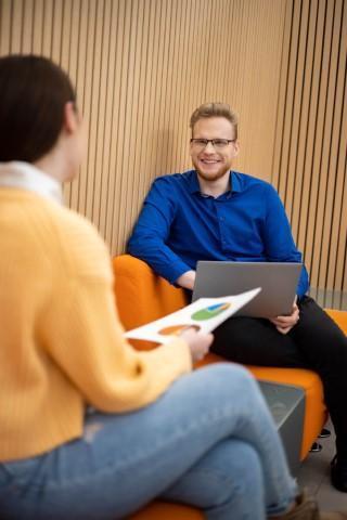 Wyniki wyszukiwania | Uniwersytet WSB Merito Warszawa: Dwie osoby i laptop