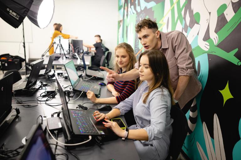 Cyfrowy uniwersytet | Uniwersytet WSB Merito Warszawa: zajęcia z grafiki komputerowej