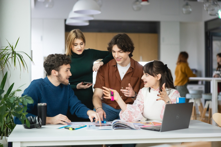 Cyfrowy uniwersytet | Uniwersytet WSB Merito Warszawa: grupa studentów