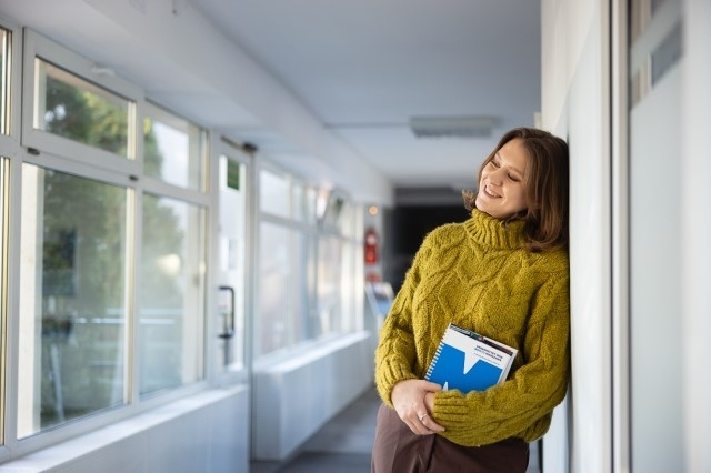 Sztuczna inteligencja w komunikacji biznesowej | Studia II stopnia w Warszawie | Uniwersytet WSB Merito Warszawa: Studentka z teczką 