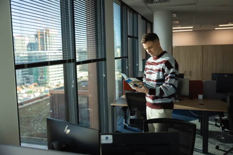 Biznes międzynarodowy | Studia II stopnia ze studiami podyplomowymi  | Uniwersytet WSB Merito Warszawa: mężczyzna przy oknie