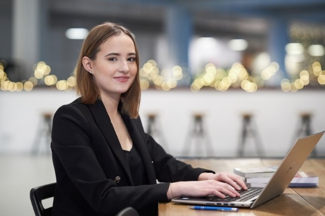 Ekonomia menedżerska | Studia II stopnia w Warszawie | Uniwersytet WSB Merito Warszawa: Studentka przy pracy