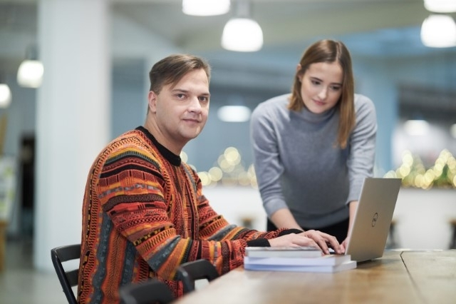Zarządzanie (Management) | Studia I stopnia w Warszawie | Uniwersytet WSB Merito Warszawa: Praca przy laptopie