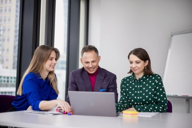 Marketing i sprzedaż (Marketing and Sales) | Studia I stopnia w Warszawie | Uniwersytet WSB Merito Warszawa: Praca przy laptopie