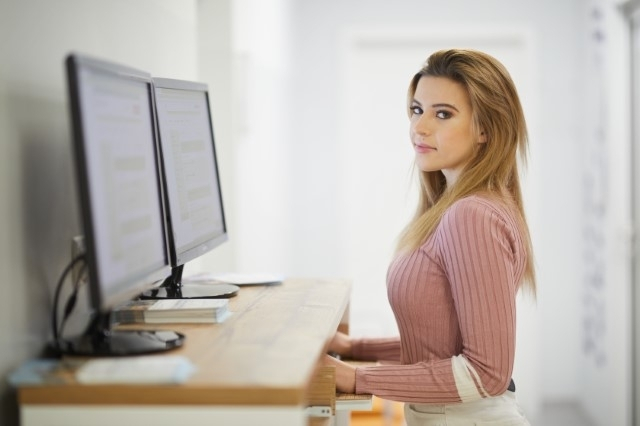 Marketing i sprzedaż (Marketing and Sales) | Studia II stopnia w Warszawie | Uniwersytet WSB Merito Warszawa: Studentka przy monitorze